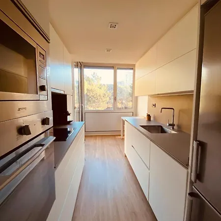 Apartment Bright & Fully Equipped 2br Apartment, 3 Min From Beach, Surrounded By Parks *