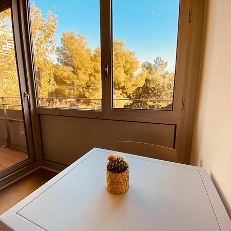Bright & Fully Equipped 2br Apartment, 3 Min From Beach, Surrounded By Parks *