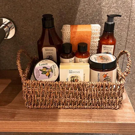 Bright & Fully Equipped 2br Apartment, 3 Min From Beach, Surrounded By Parks Apartman