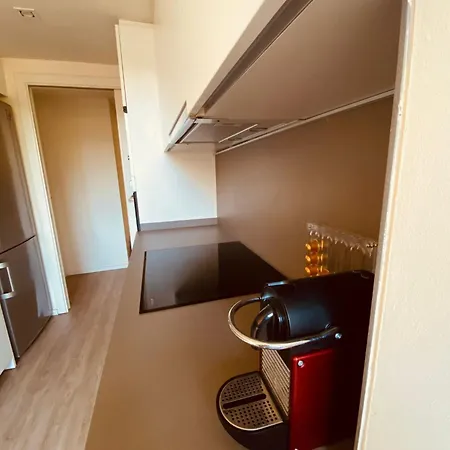 Bright & Fully Equipped 2br Apartment, 3 Min From Beach, Surrounded By Parks Apartment *