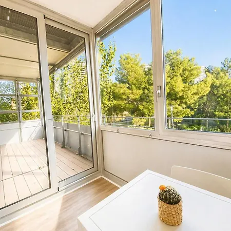 Διαμέρισμα Bright & Fully Equipped 2br Apartment, 3 Min From Beach, Surrounded By Parks