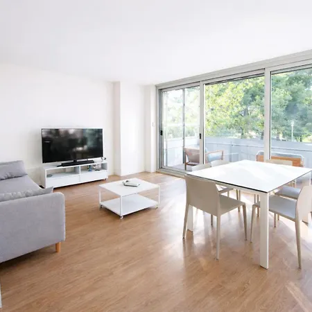 Bright & Fully Equipped 2br Apartment, 3 Min From Beach, Surrounded By Parks