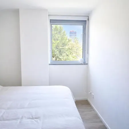 Bright & Fully Equipped 2br Apartment, 3 Min From Beach, Surrounded By Parks