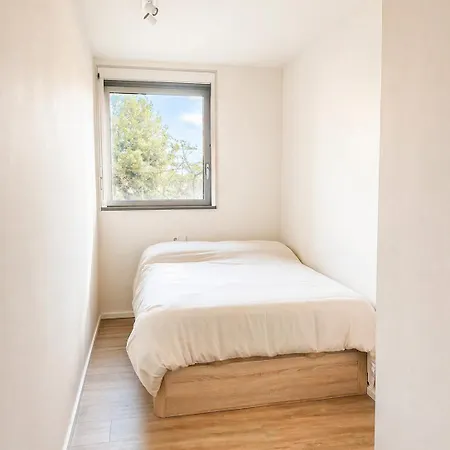 Bright & Fully Equipped 2br Apartment, 3 Min From Beach, Surrounded By Parks *