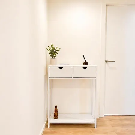 Bright & Fully Equipped 2br Apartment, 3 Min From Beach, Surrounded By Parks Διαμέρισμα *