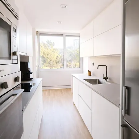 Bright & Fully Equipped 2br Apartment, 3 Min From Beach, Surrounded By Parks Βαρκελώνη