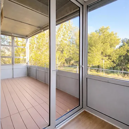 Bright & Fully Equipped 2br Apartment, 3 Min From Beach, Surrounded By Parks Διαμέρισμα *